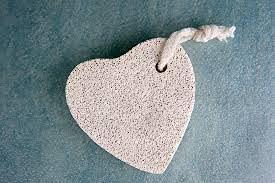 Trendy Look Trendy Look Heart Shape Pumice Stone For Removing Dead Skin/Callus/Cracked Heels For Men And Women (Small Size)