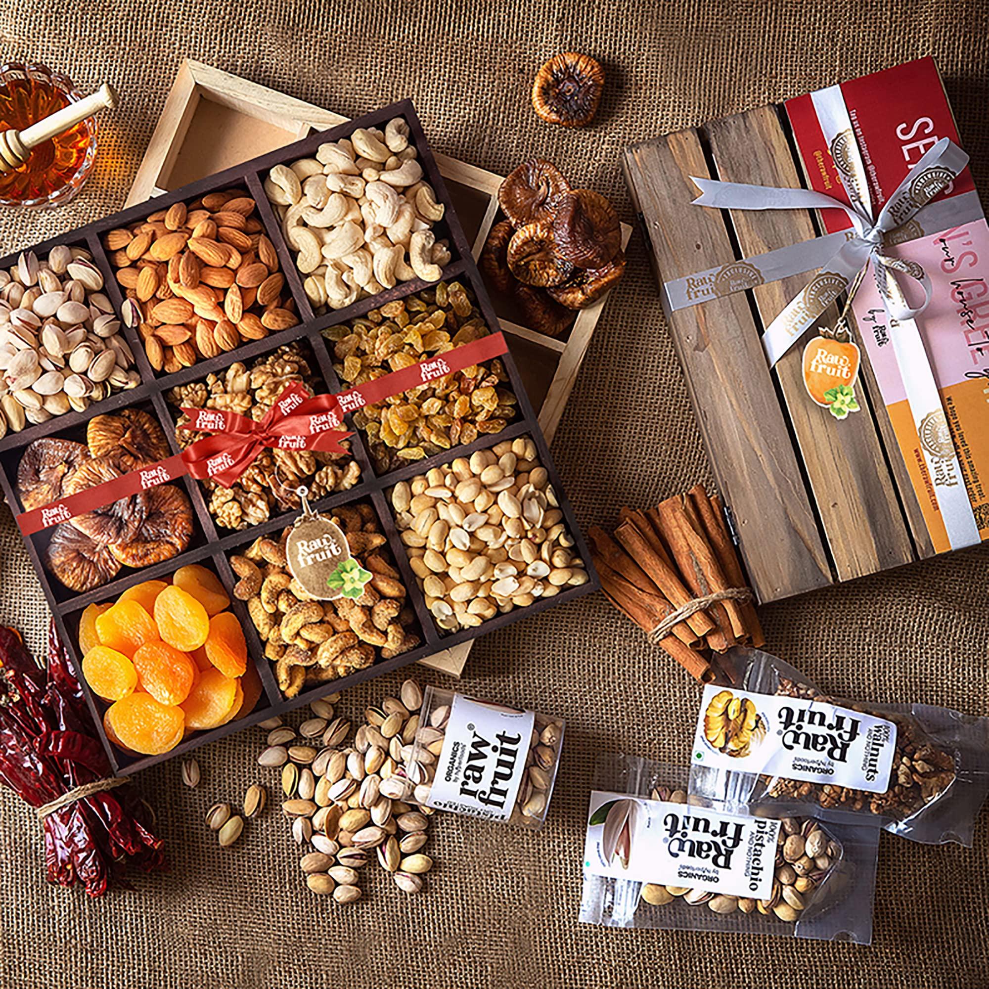 HYPERFOODS Dry Fruits and Chocolates Gift pack Cashew Almond Raisins Walnut Dry Fruit Gift Pack Dry Fruit Combo Pack