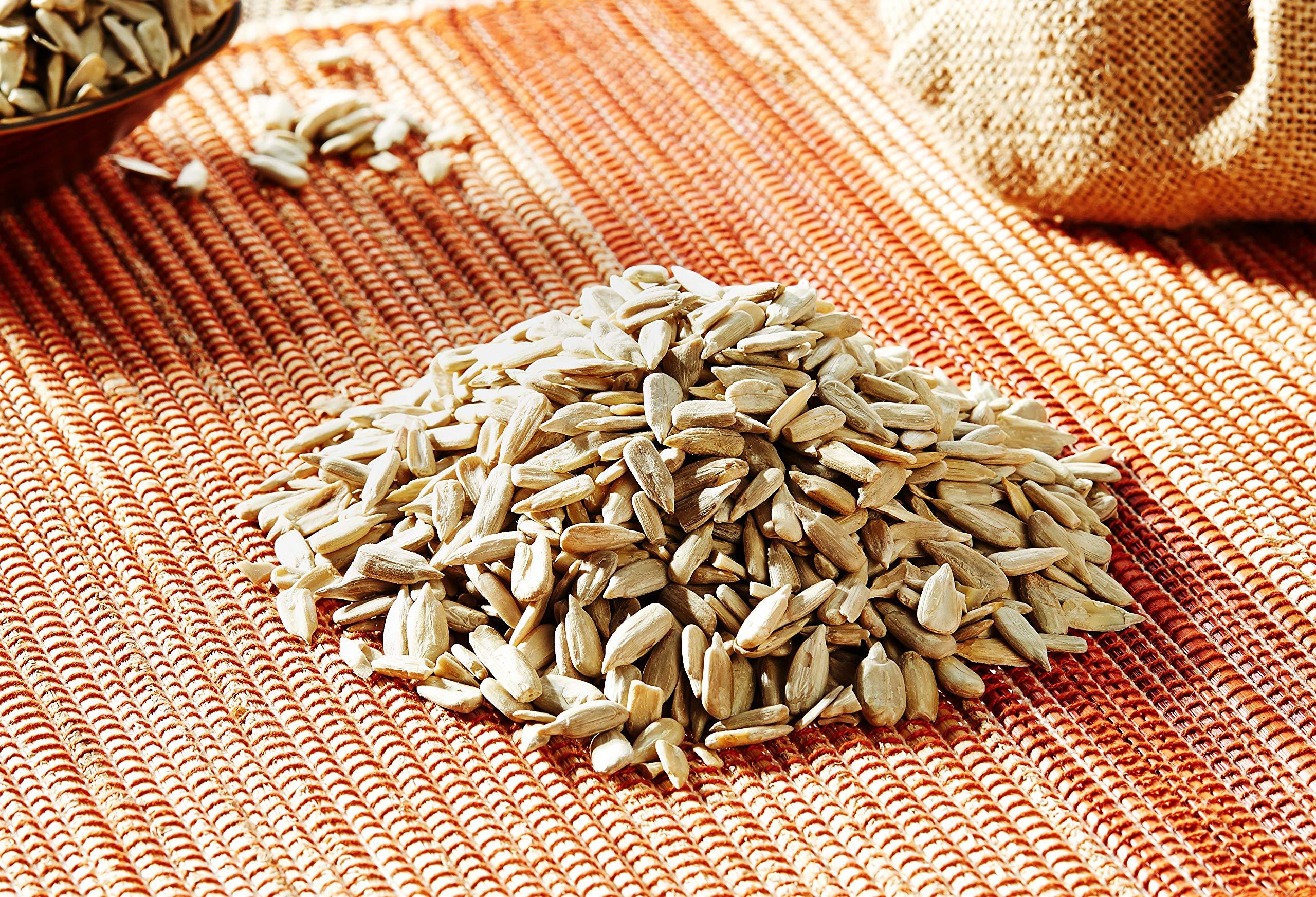 Vedaka Amazon Brand - Vedaka Premium Pumpkin Seeds, 200g + Amazon Brand - Vedaka Premium Sunflower Seeds, 500g