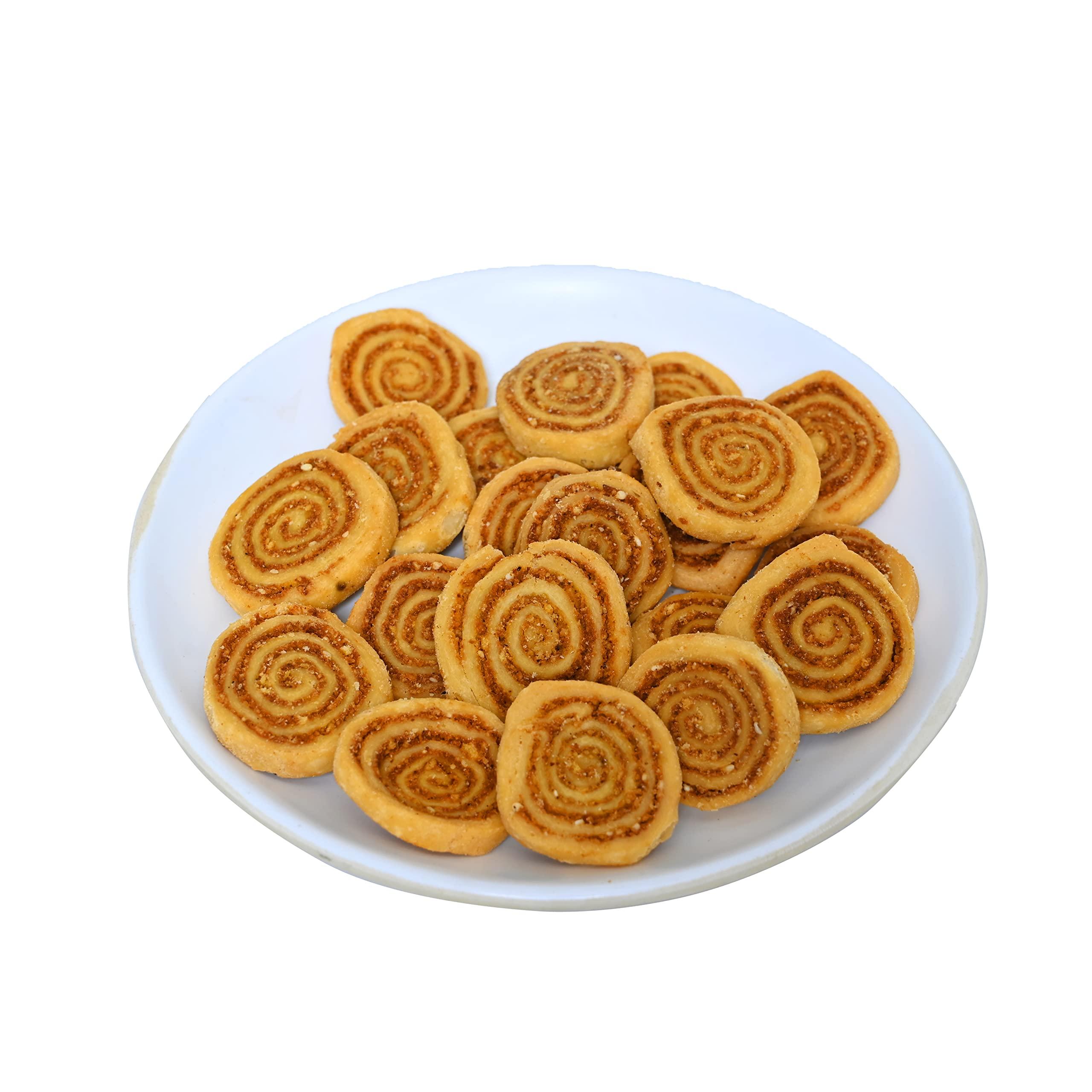 THAGGU THAGGU Gujarati Style Big Bhakarwadi Snacks (Crunchy, Light and Flavourful)| 250 Gm Pack BHAKARWADI | Indian Namkeen