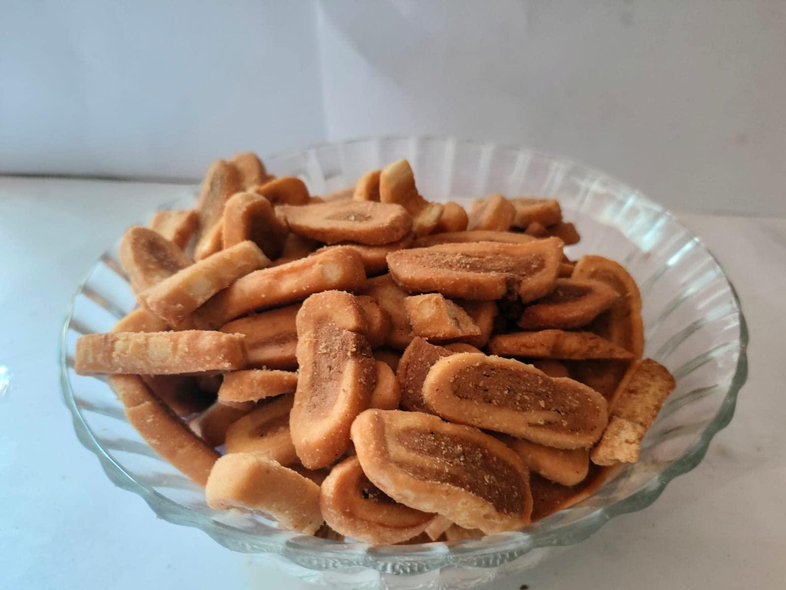 Generic Bakarwadi in Marathi & Bhakharwadi in Gujarati is a Gujarati & Maharashtrian traditional crispy, deep-fried, disc-shaped, sweet and spicy snack popular in western states of Gujarat and Maharashtra in India.[2] It was already popular before 1960 when 