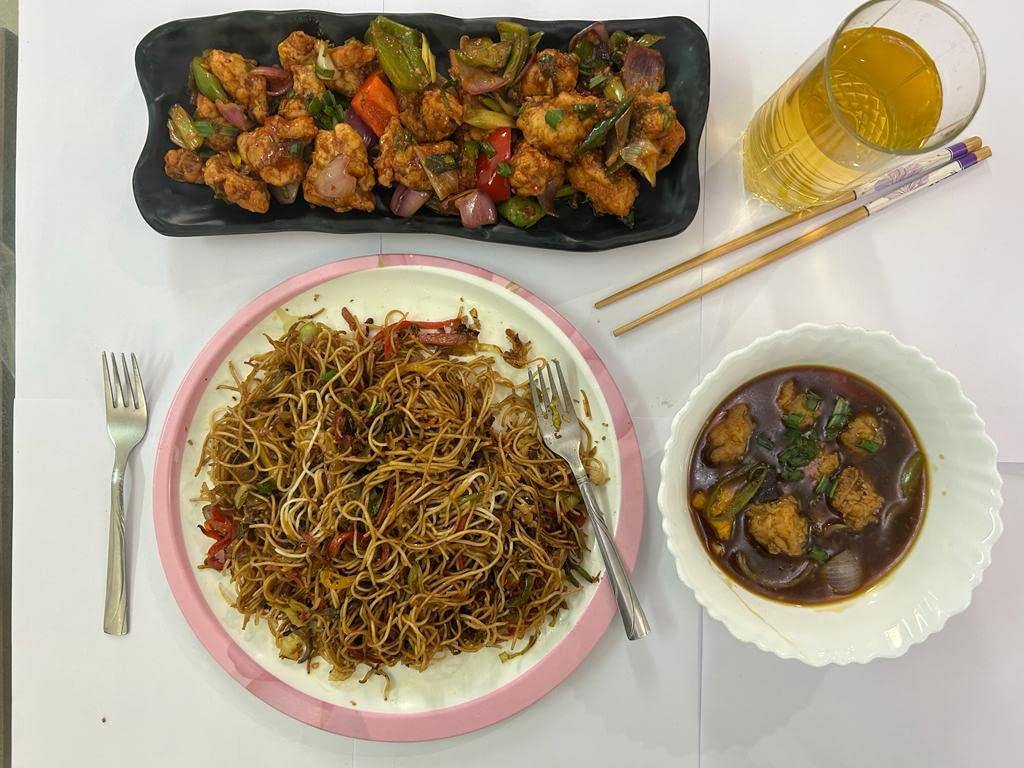 Treato Treato Thin Chow Noodles Exclusive Chowmein 6 Folded Pieces Packet - Vegetarian, 325, Gram