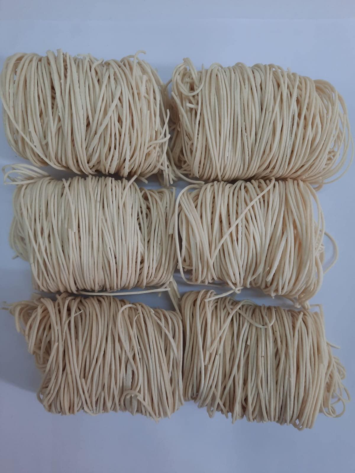 Treato Treato Thin Chow Noodles Exclusive Chowmein 6 Folded Pieces Packet - Vegetarian, 325, Gram