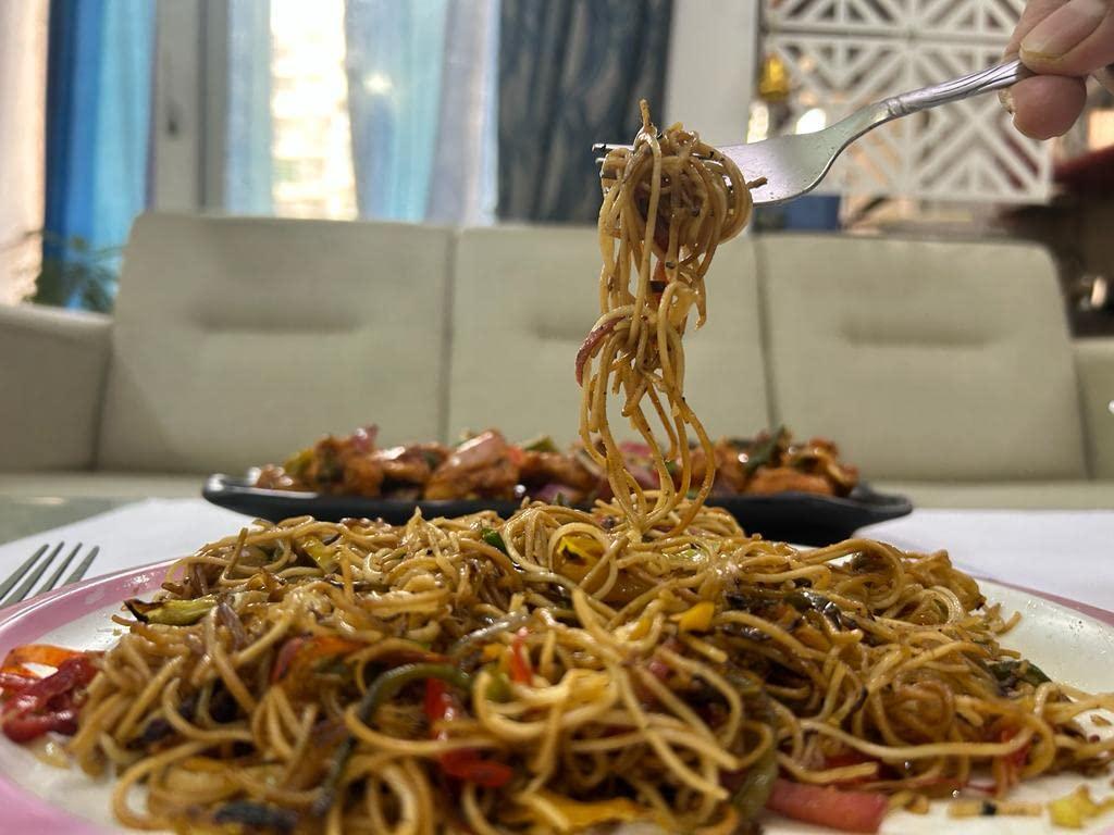 Treato Treato Thin Chow Noodles Exclusive Chowmein 6 Folded Pieces Packet - Vegetarian, 325, Gram