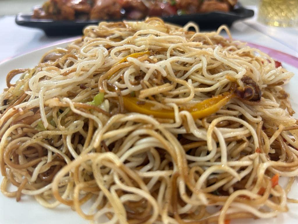 Treato Treato Thin Chow Noodles Exclusive Chowmein 6 Folded Pieces Packet - Vegetarian, 325, Gram